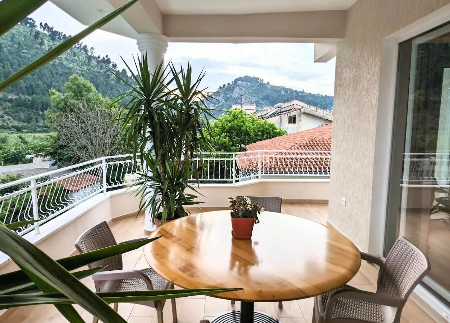 Villa With Garden And Veranda Berat